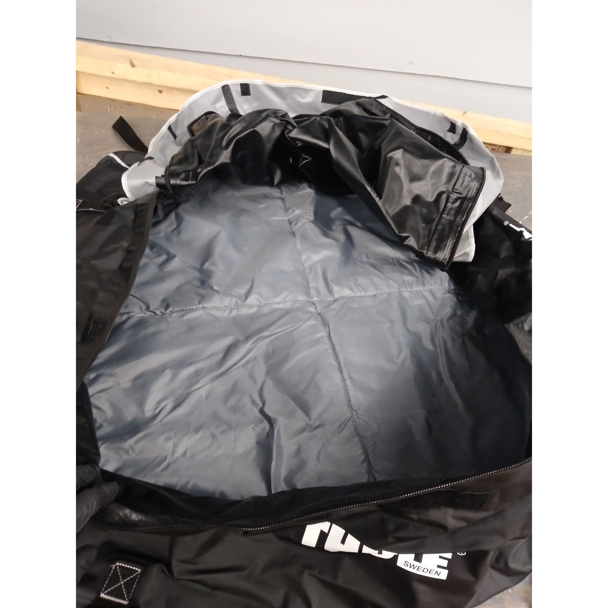 Thule Interstate Rooftop Cargo Carrier - Used - Acceptable