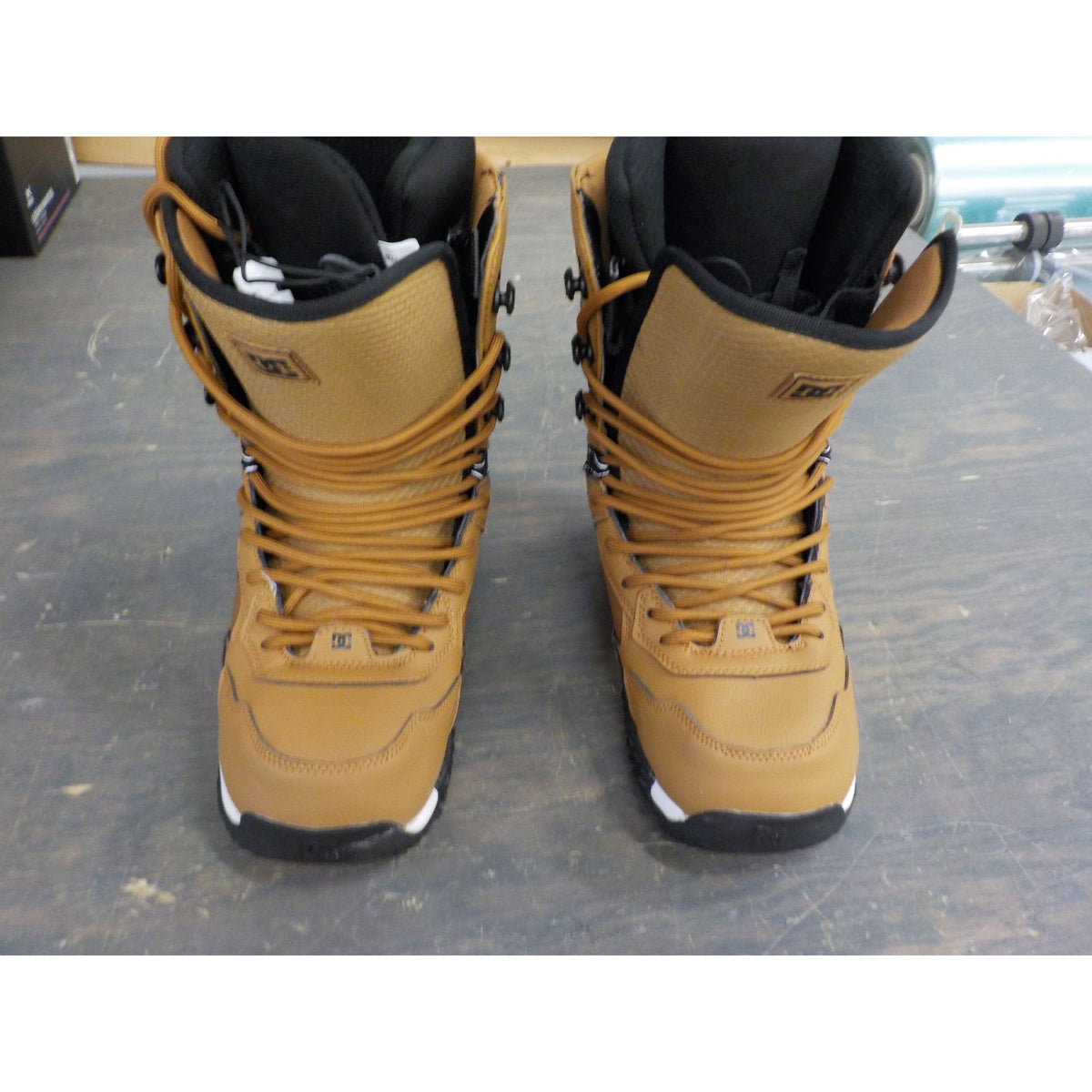 DC Men&#39;s Mutiny Lace Snowboard Boots - Wheat/Black - 8.5 - Used - Acceptable