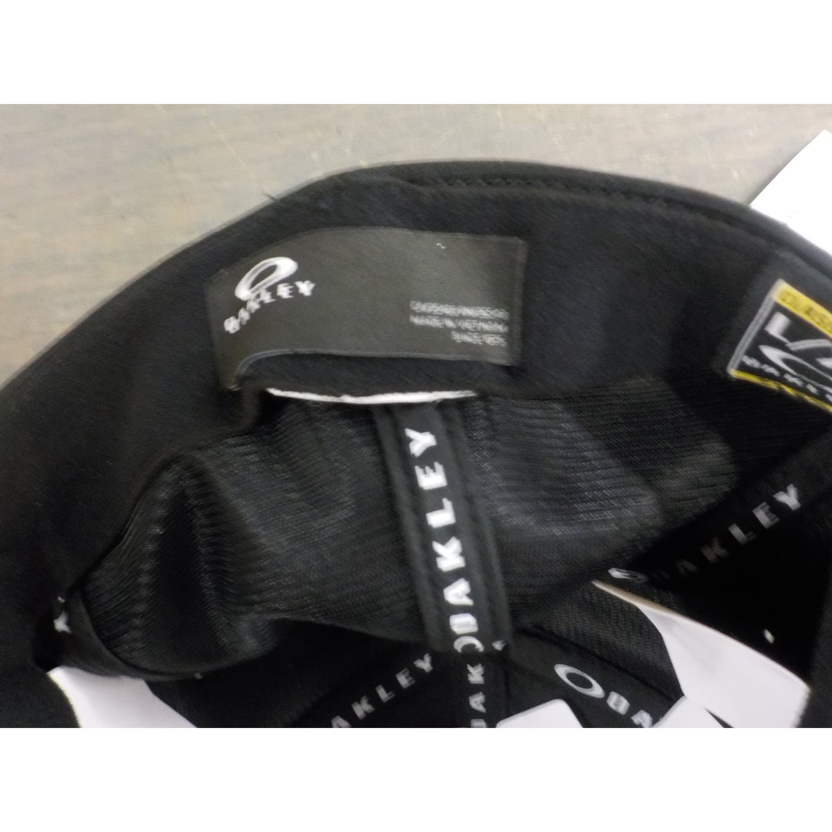 Oakley Tincan Hat-Black / Carbon Fiber-Large/X-Large - Used - Acceptable