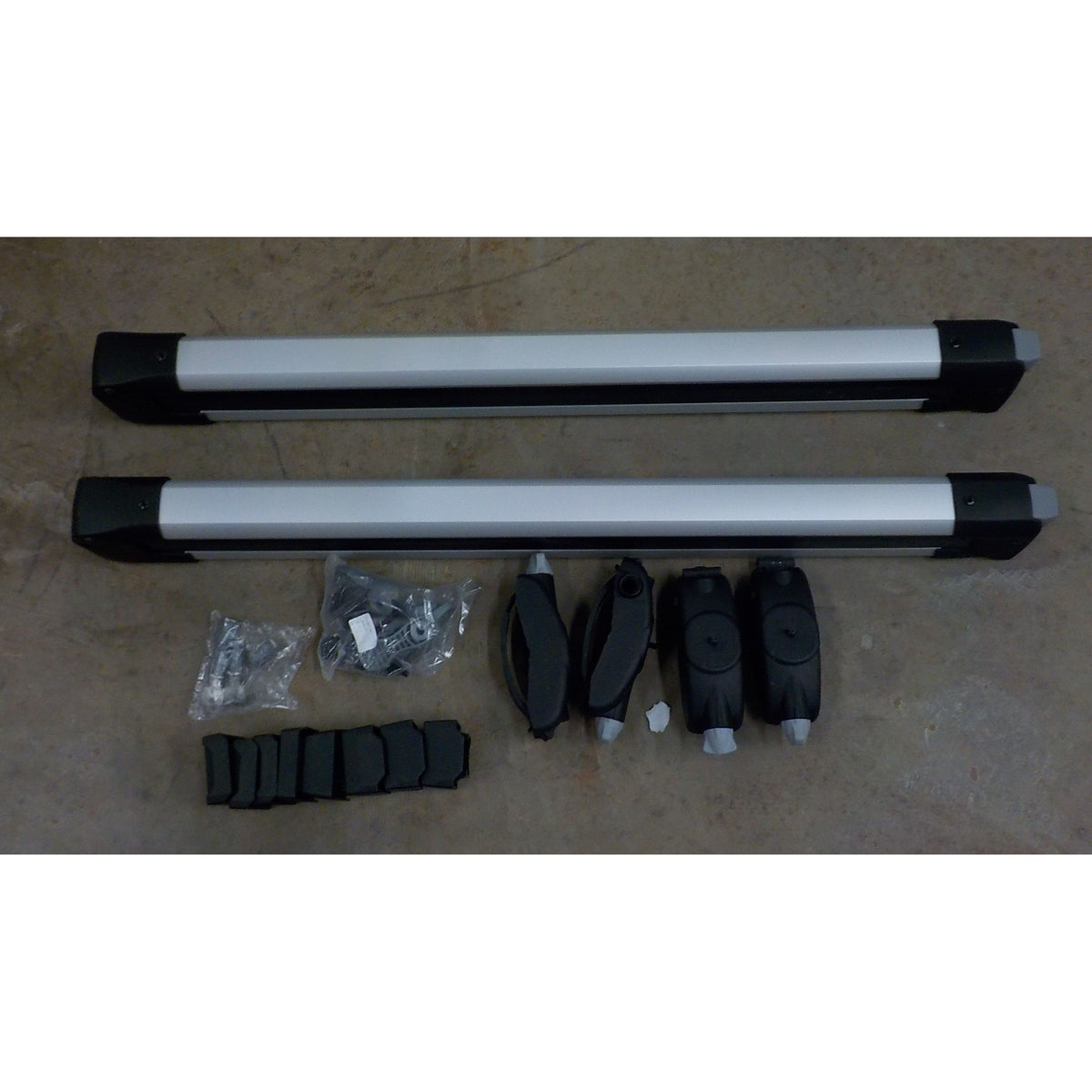Thule SnowPack Roof Mounted Ski/Snowboard Carrier, 6 Pair - Aluminum - Used - Acceptable