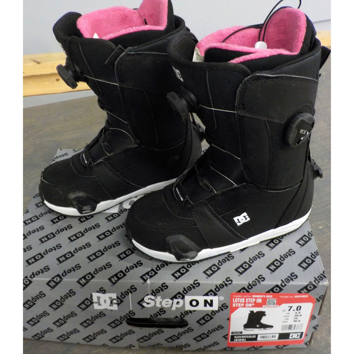 DC Women&#39;s Lotus Boa Snowboard Boots - Black/White/Black - 7 - Used - Acceptable
