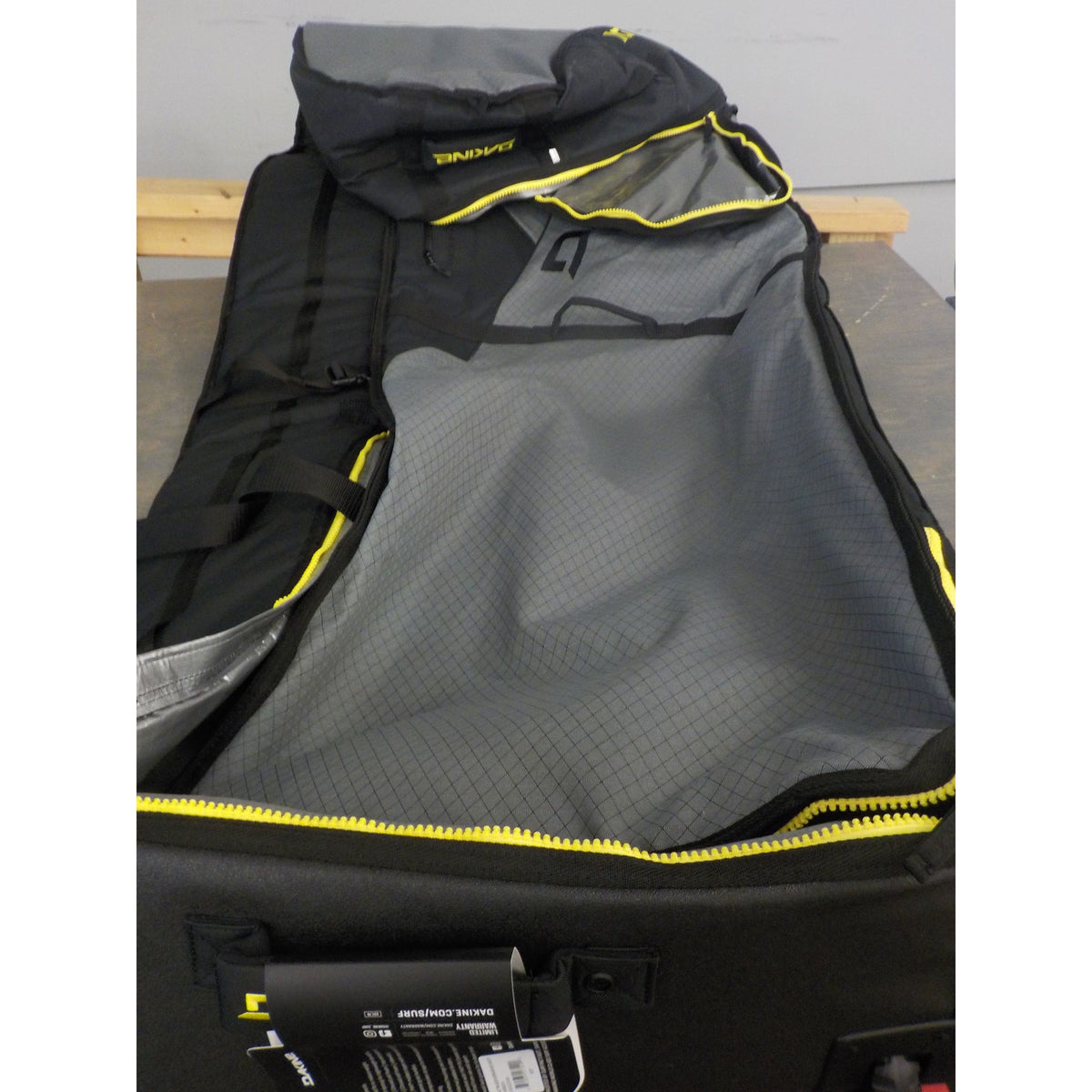 Dakine World Traveler Quad Surfboard Bag - Carbon - 8&#39;6&quot; - Used - Good