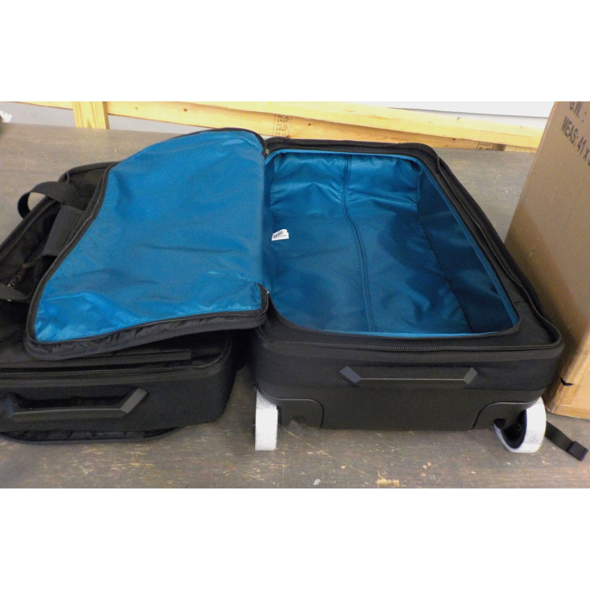 Thule Subterra Luggage 75cm/30” - Black - Used - Acceptable