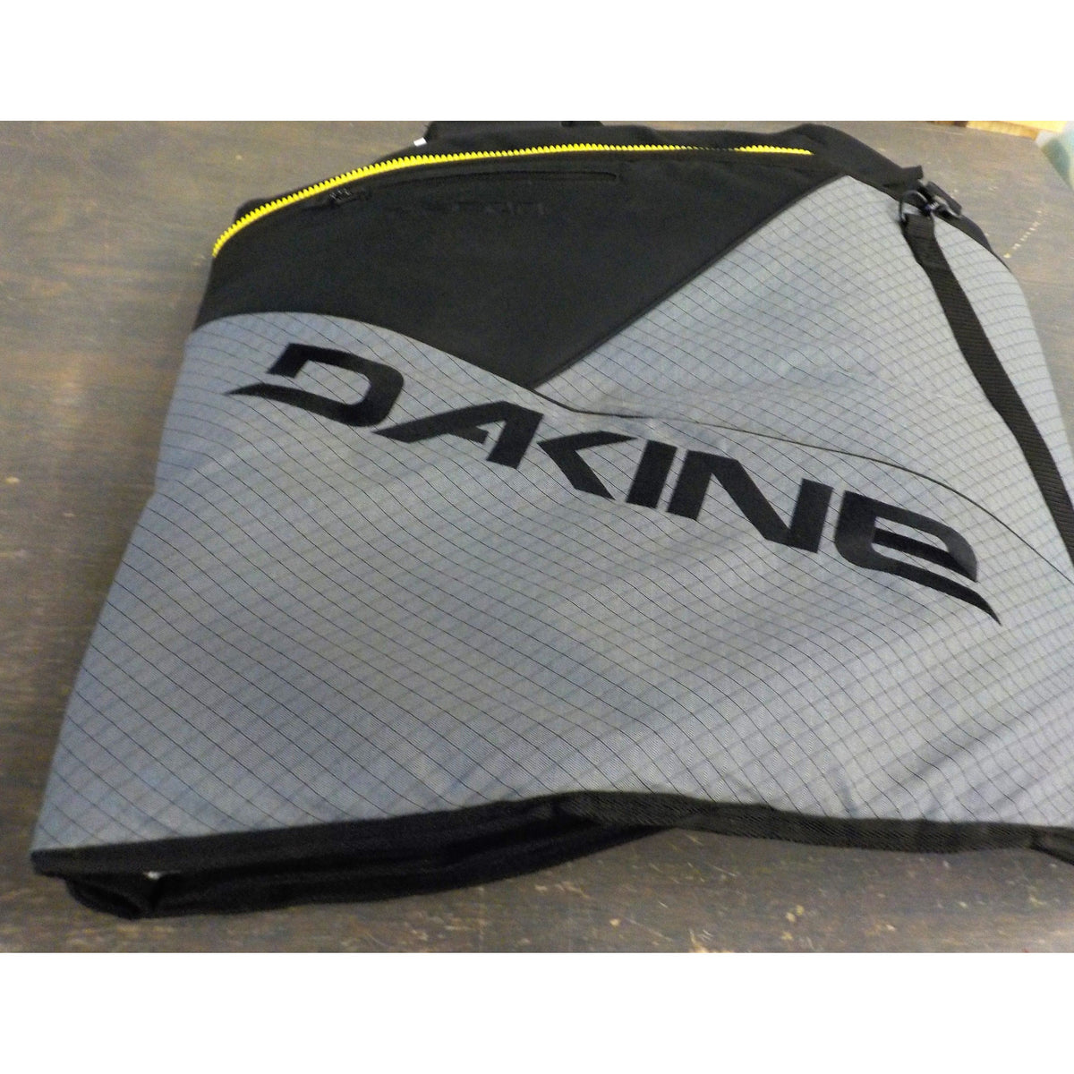 Dakine Recon Double Surfboard Bag Thruster - Carbon - 6&#39;6&quot; - Used - Acceptable