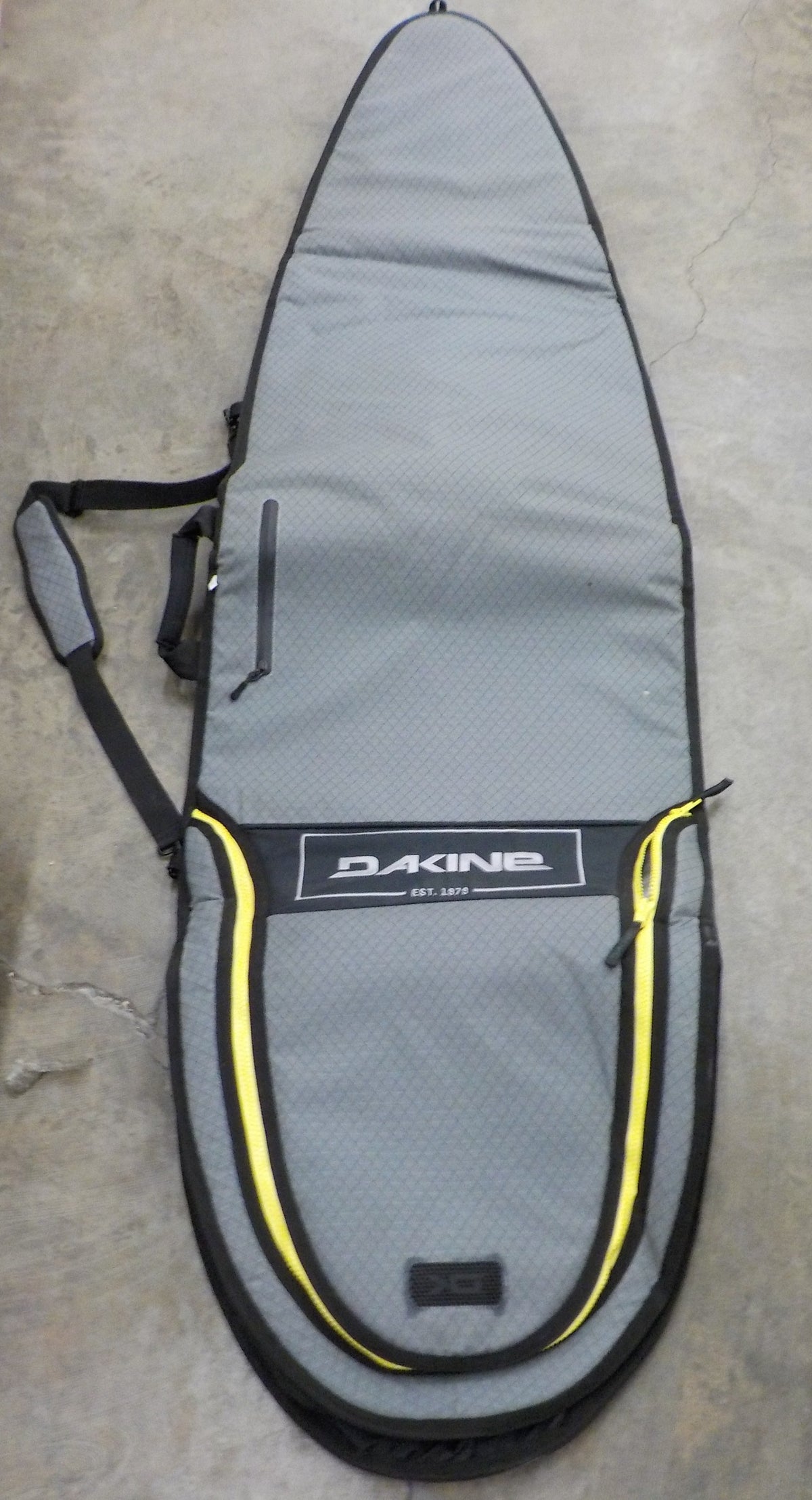 Dakine Mission Surfboard Bag Thruster - Carbon - 6'6" - Used - Acceptable